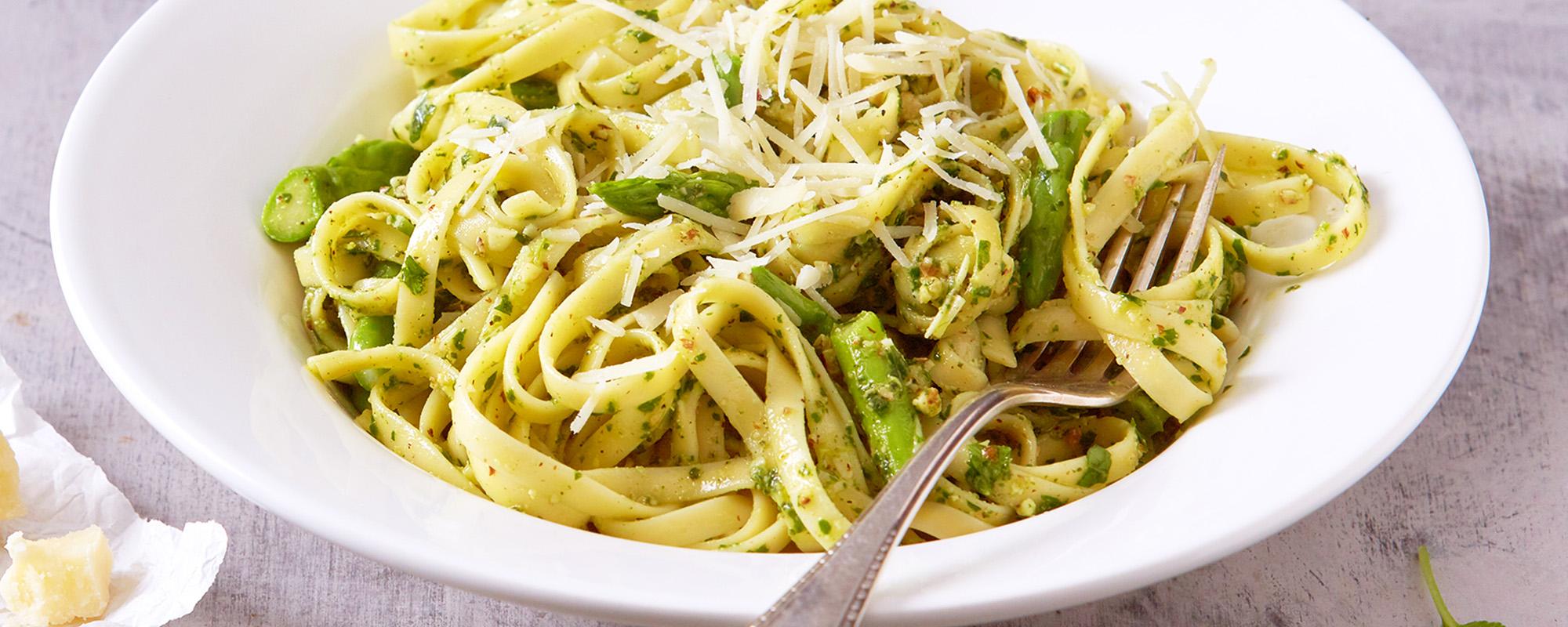 Pasta mit Rucola-Nuss-Pesto und Spargel